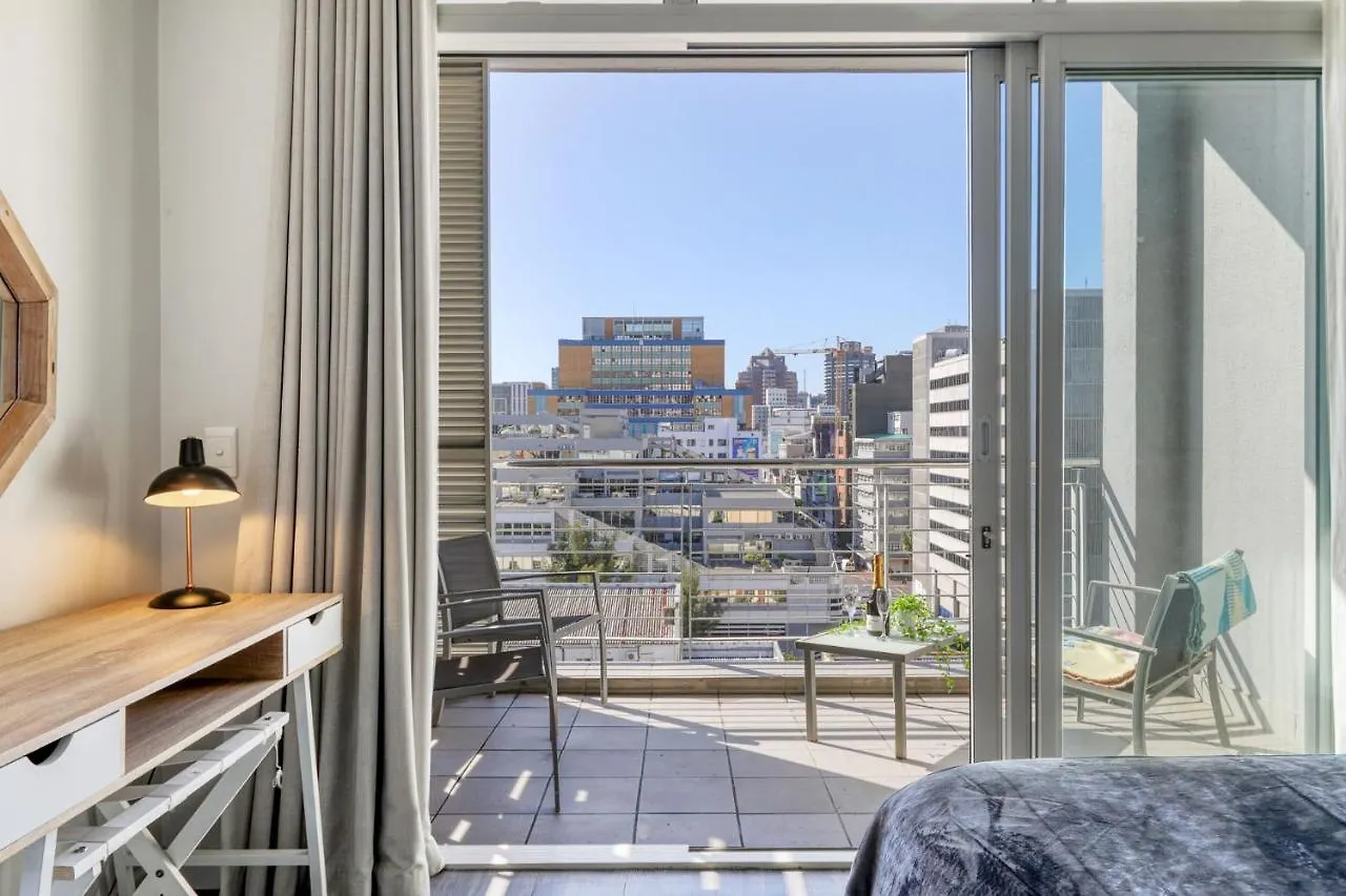 Backup-Powered Colourfull City Balcony Apartment Ciudad del Cabo